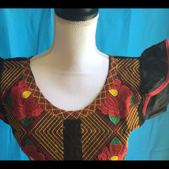 Mexican Style embroidered Blouse - Picture 8 of 11